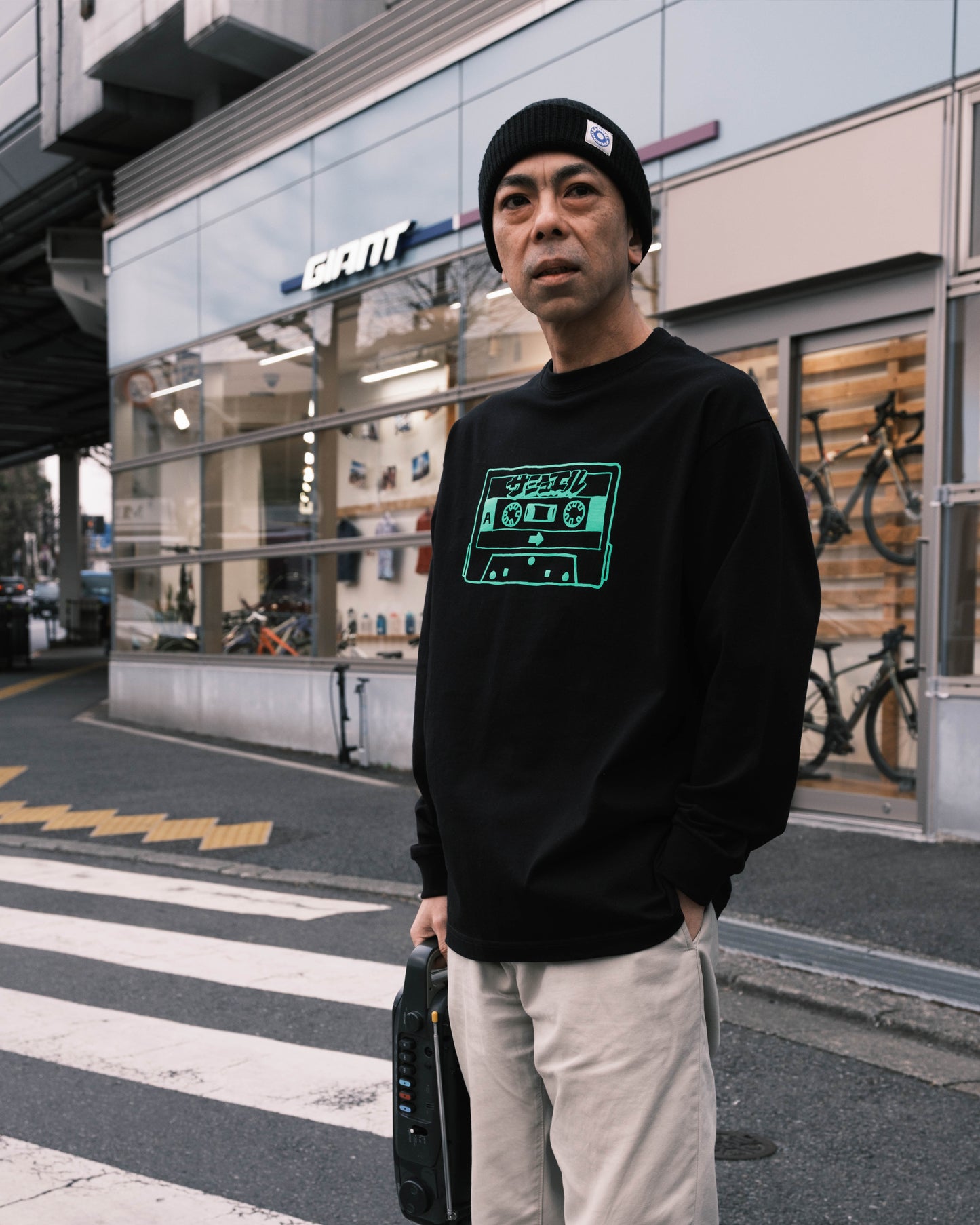 SAMUEL KANA LOGO CASSETTE TAPE L/S TEE