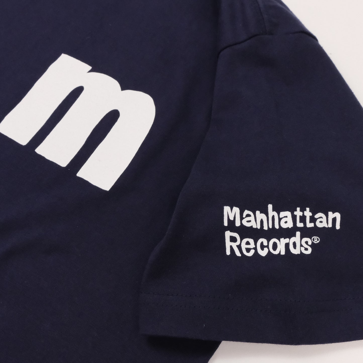 SAMUEL × Manhattan Records M ILLUST LOGO S/S TEE