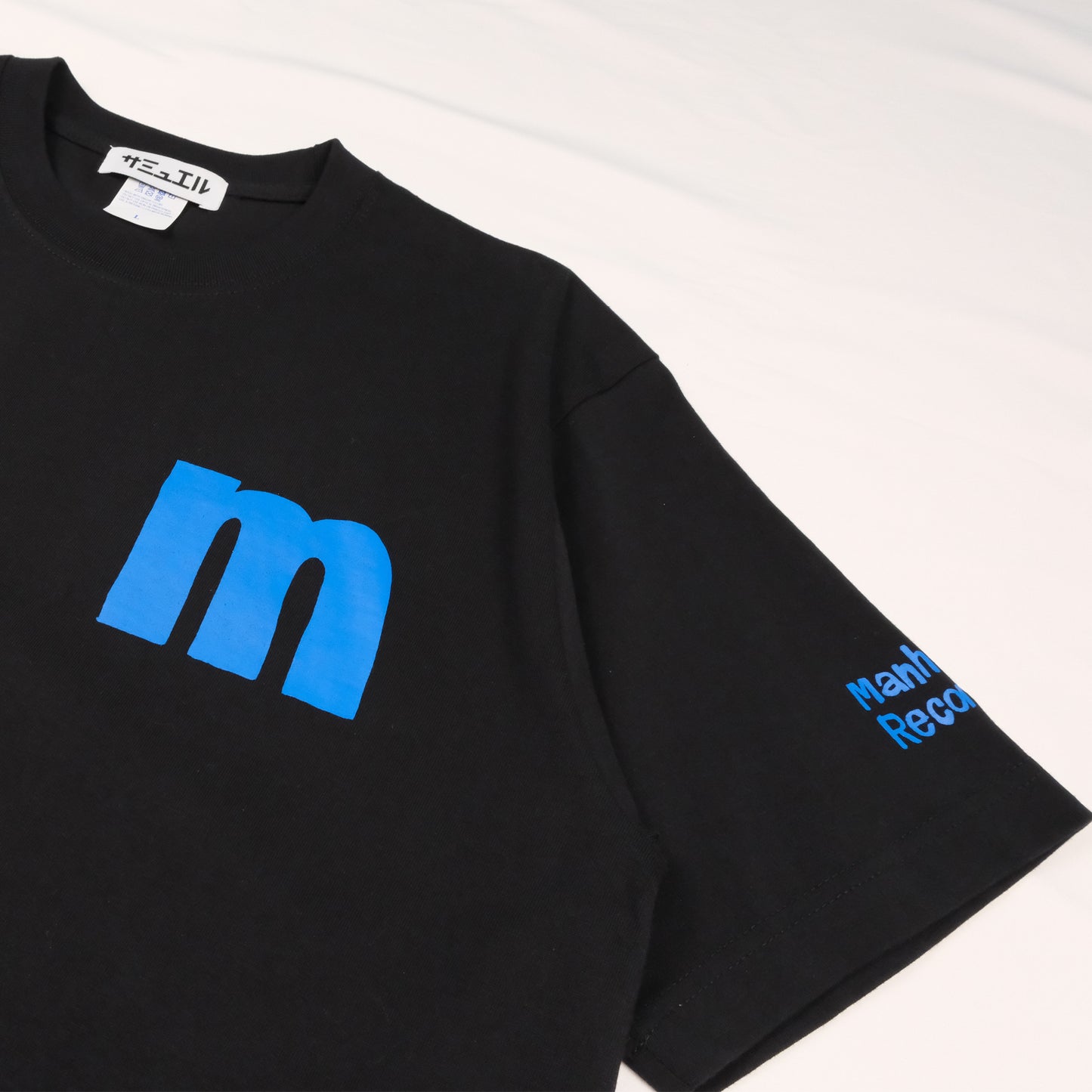 SAMUEL × Manhattan Records M ILLUST LOGO S/S TEE